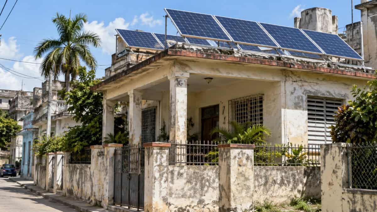 Paneles solares fotovoltaicos instalados sobre el techo de una vivienda residencial en La Habana, Cuba.