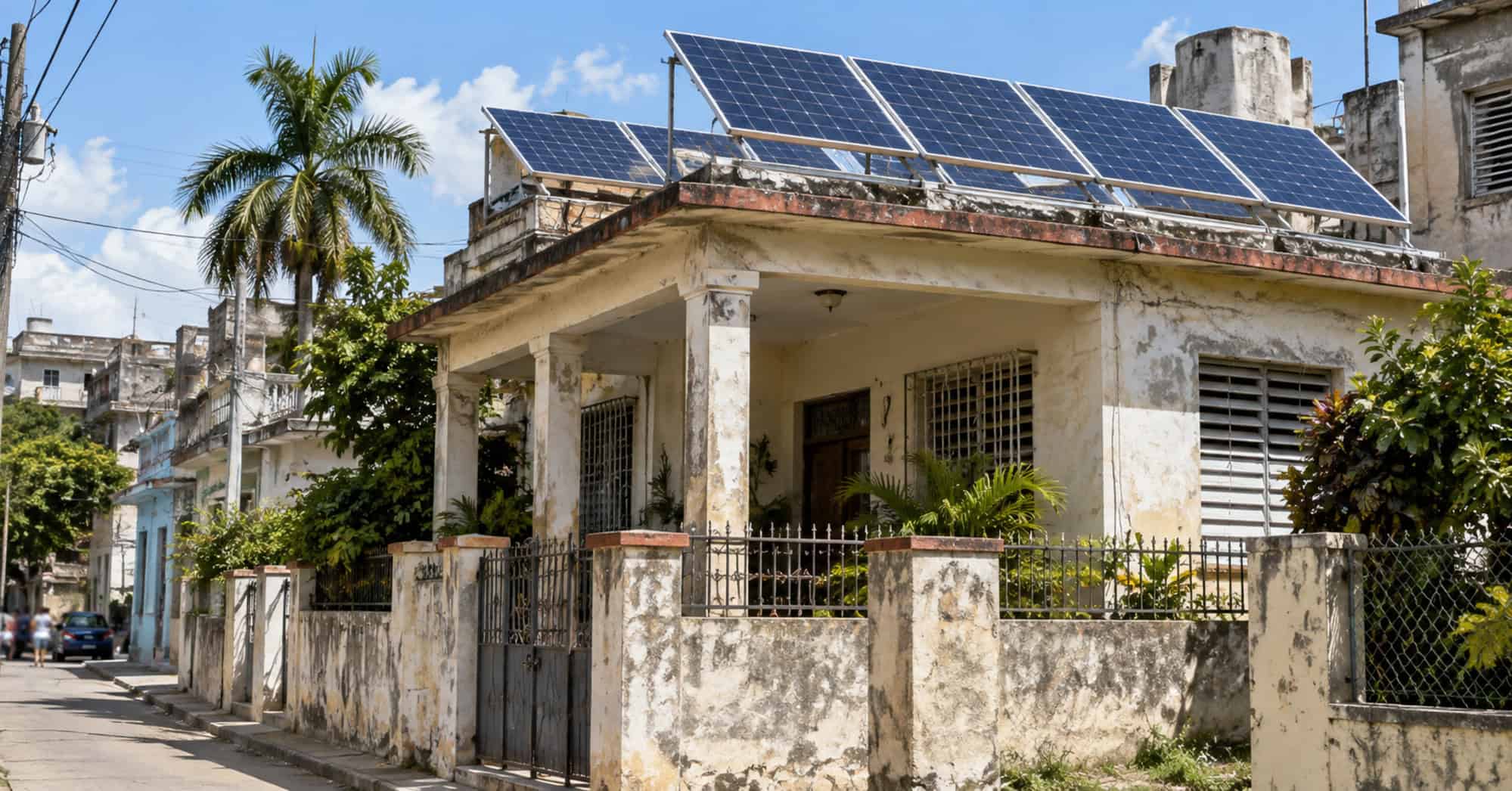 Paneles solares fotovoltaicos instalados sobre el techo de una vivienda residencial en La Habana, Cuba.