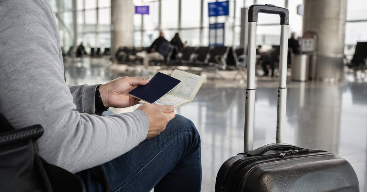 Residente permanente de Estados Unidos revisando pasaporte y documentos de viaje en un aeropuerto internacional