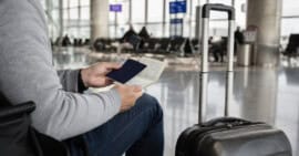 Residente permanente de Estados Unidos revisando pasaporte y documentos de viaje en un aeropuerto internacional
