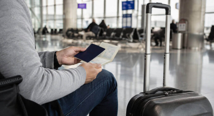 Qué Pasa si tu Green Card Vence Estando Fuera de EE. UU.