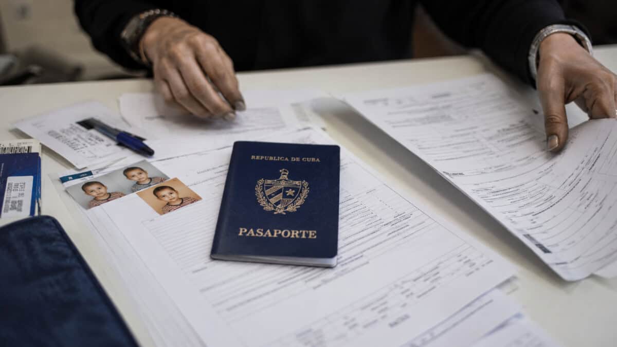Pasaporte cubano y documentos para solicitar el pasaporte de un menor de edad