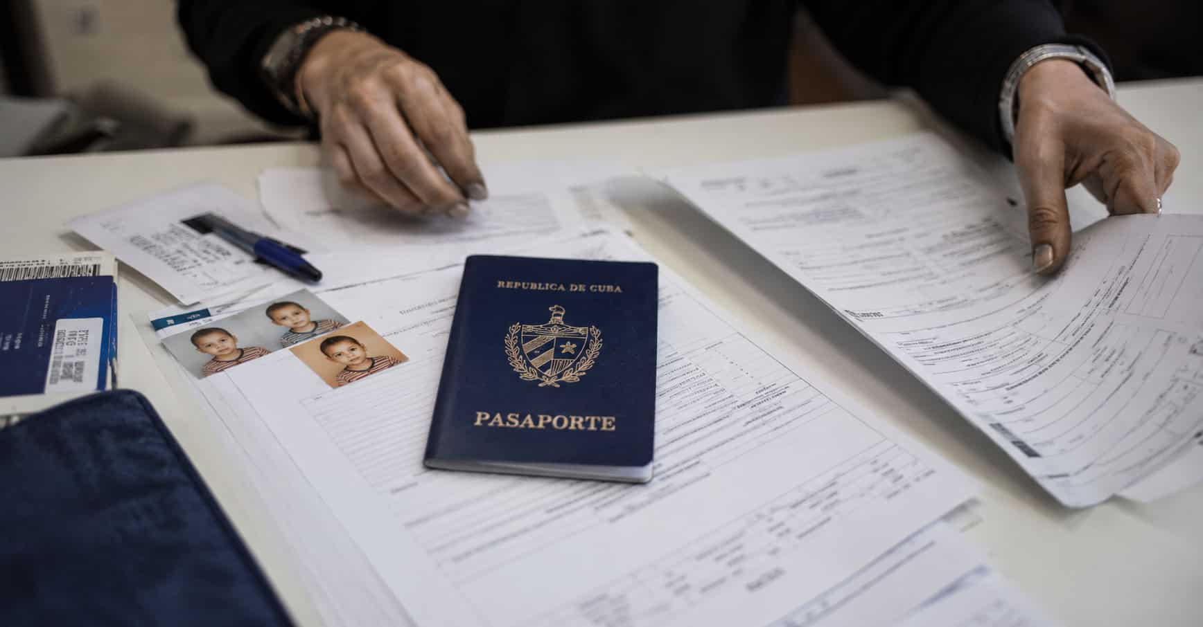 Pasaporte cubano y documentos para solicitar el pasaporte de un menor de edad