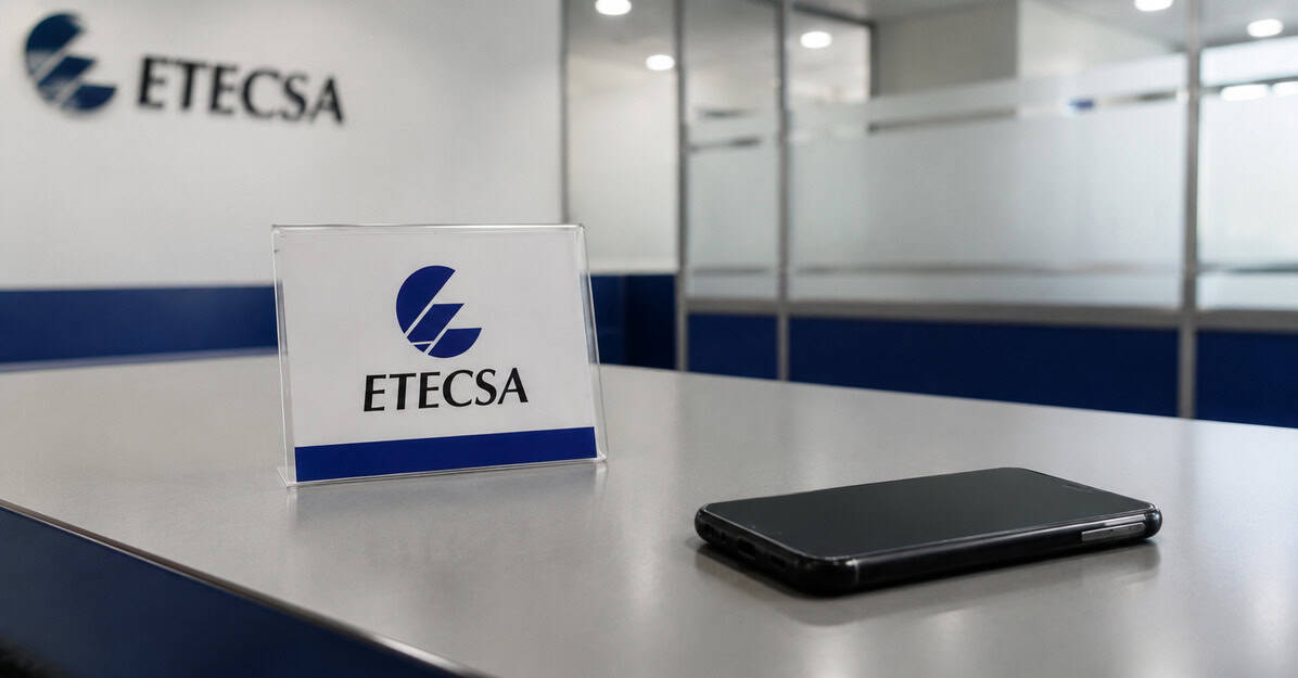 Teléfono móvil junto al logotipo de ETECSA en una oficina