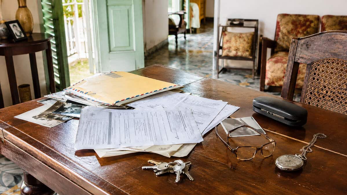 Documentos, llaves y objetos personales relacionados con una herencia sin testamento en Cuba.