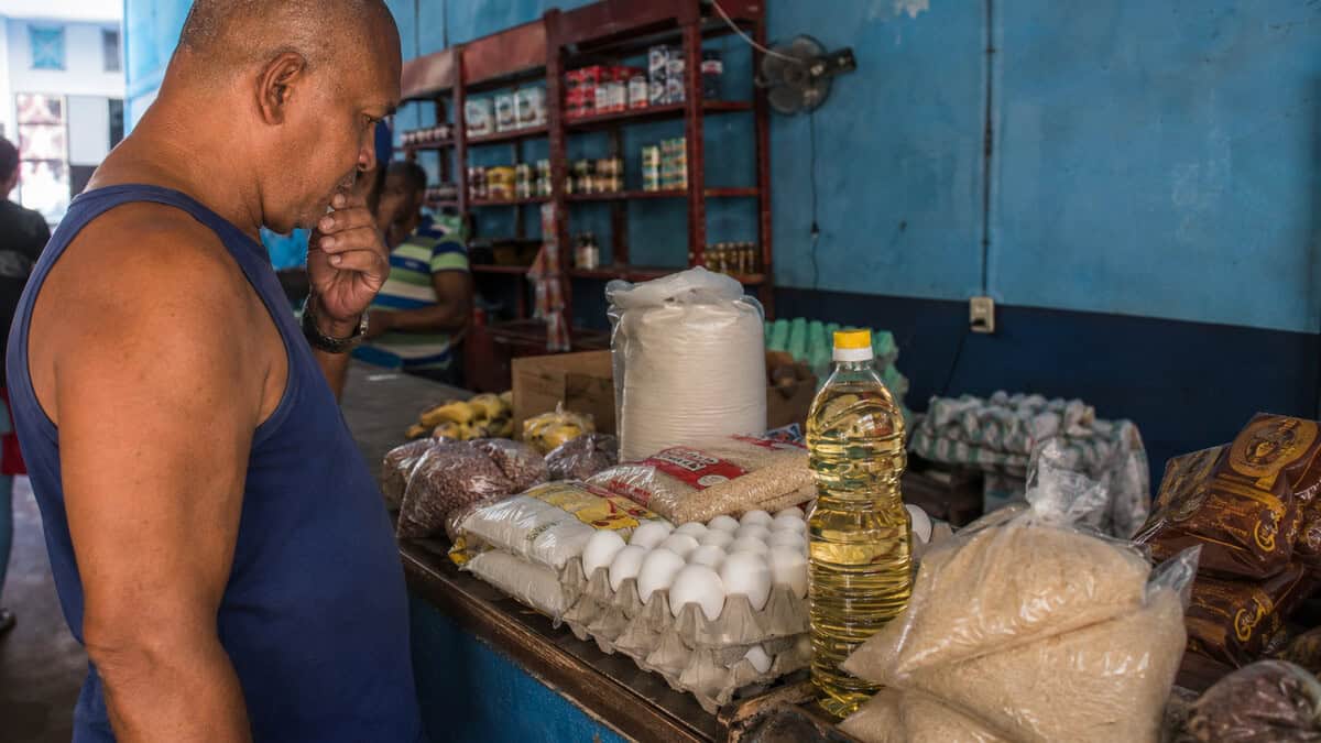 Productos básicos como aceite, arroz y huevos expuestos en un mercado de alimentos en Cuba.