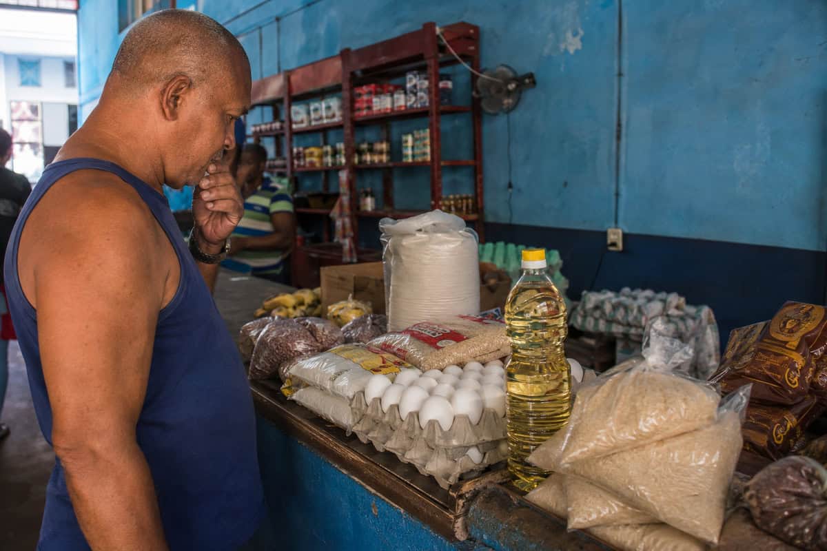 Productos básicos como aceite, arroz y huevos expuestos en un mercado de alimentos en Cuba.
