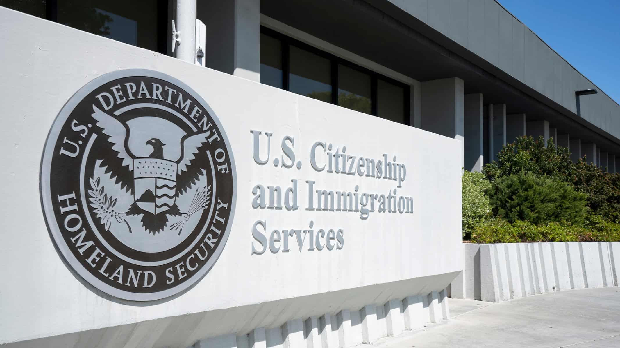 Edificio del USCIS, una de las oficinas impactadas por los recortes migratorios ordenados por Trump