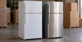 Refrigeradores domésticos en una zona de preparación para transporte internacional. Imagen ilustrativa generada con IA.
