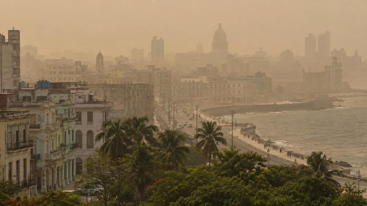 Vista de La Habana bajo una densa calima provocada por la presencia de polvo del Sahara.