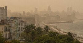 Vista de La Habana bajo una densa calima provocada por la presencia de polvo del Sahara.