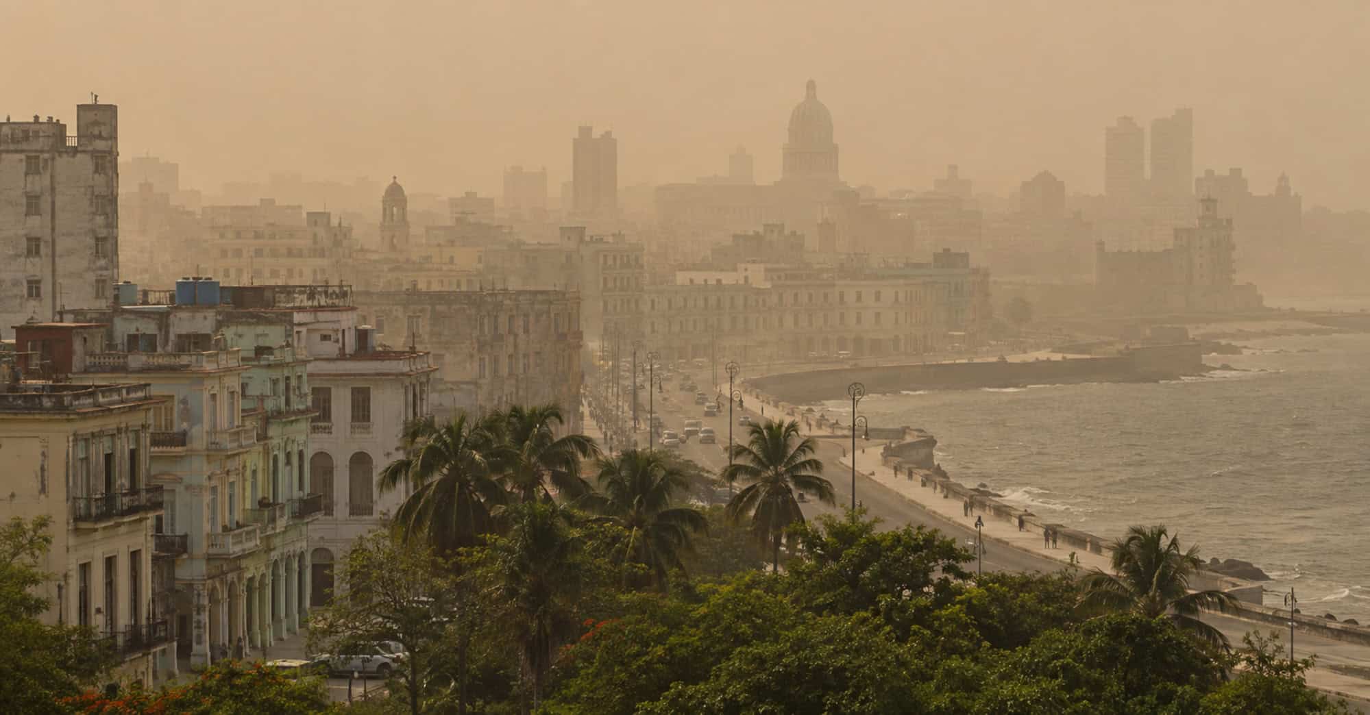 Vista de La Habana bajo una densa calima provocada por la presencia de polvo del Sahara.