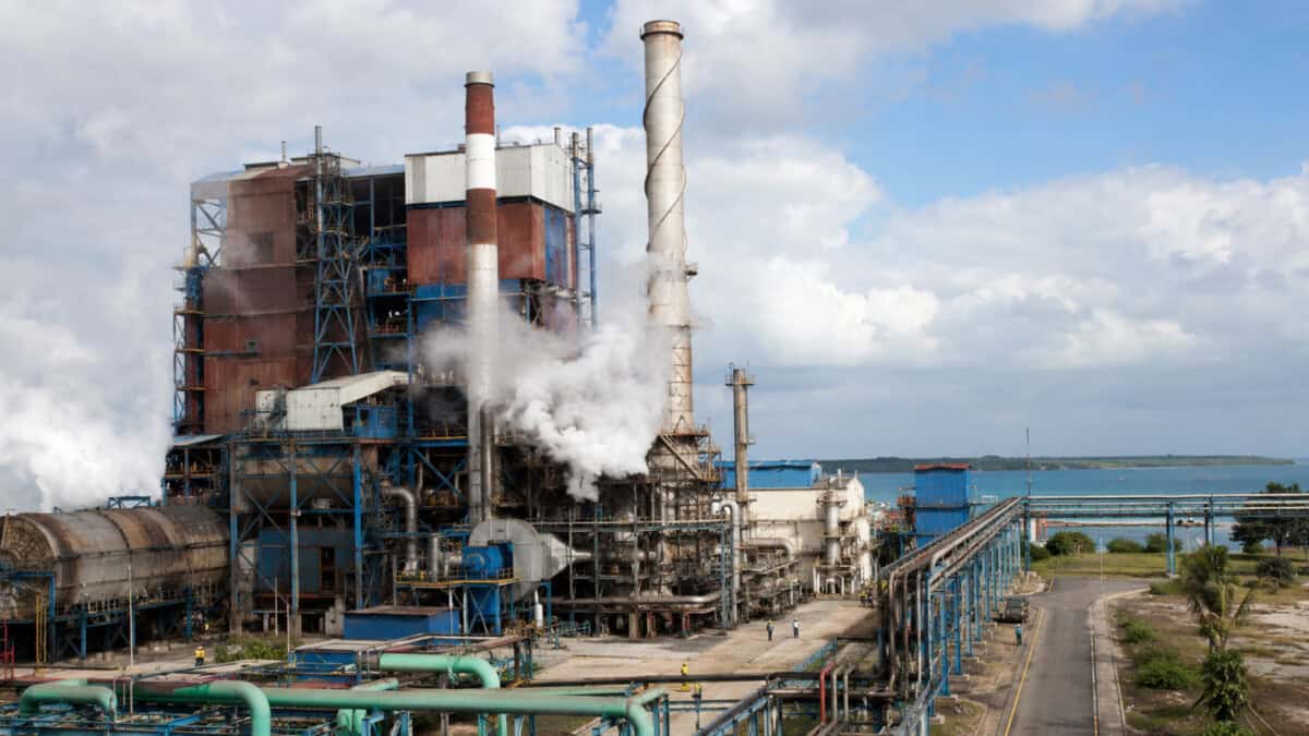 Central termoeléctrica de Nuevitas en Camagüey con estructuras industriales, chimeneas y vapor