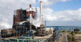 Central termoeléctrica de Nuevitas en Camagüey con estructuras industriales, chimeneas y vapor