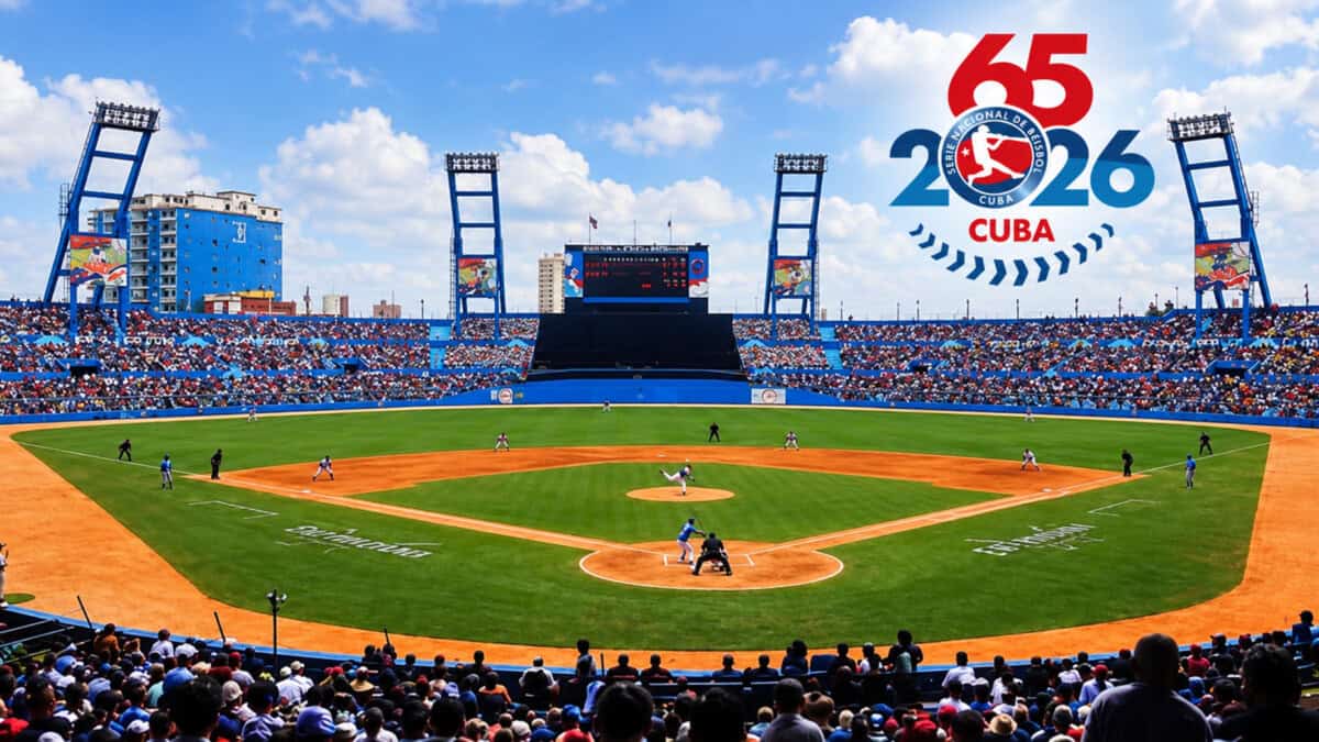 Vista del Estadio Latinoamericano con aficionados y jugadores, junto al emblema de la 65 Serie Nacional de Béisbol de Cuba.