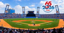 Vista del Estadio Latinoamericano con aficionados y jugadores, junto al emblema de la 65 Serie Nacional de Béisbol de Cuba.