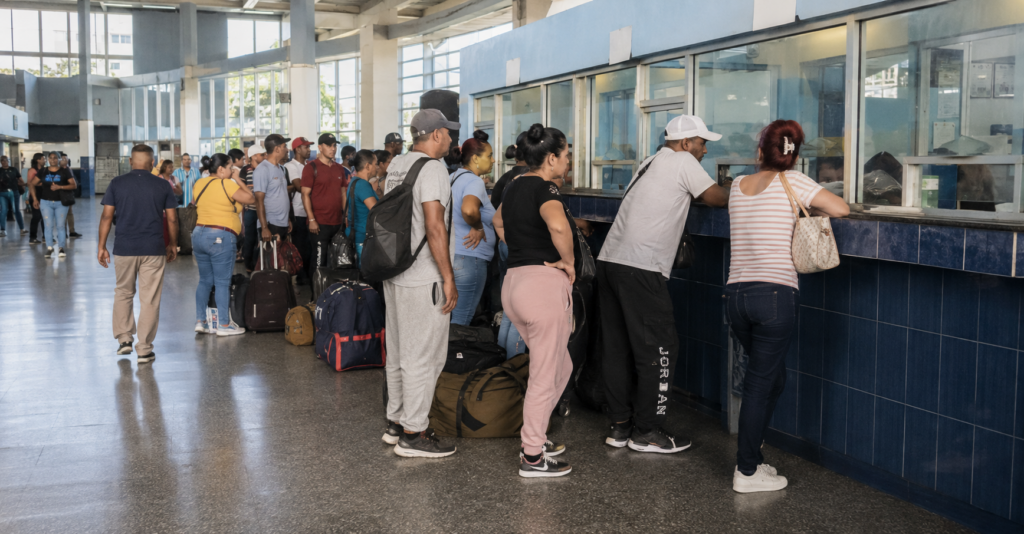 Viajeros esperando para comprar pasajes en una terminal de transporte interprovincial en Cuba.