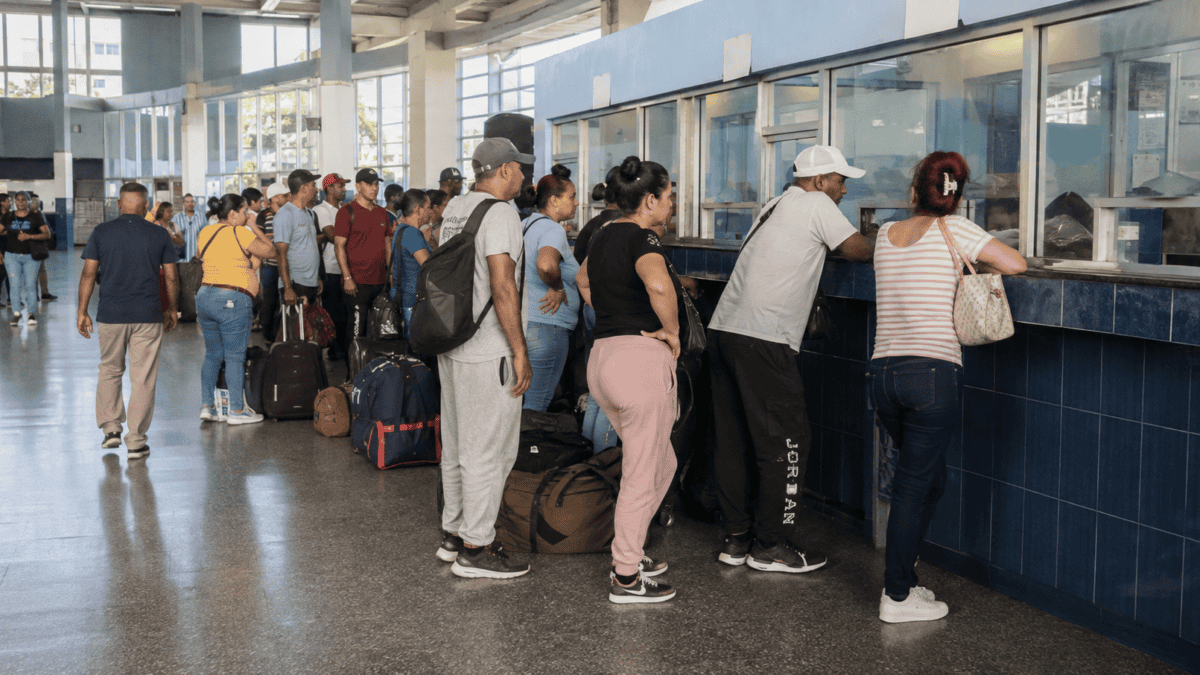 Viajeros esperando para comprar pasajes en una terminal de transporte interprovincial en Cuba.