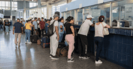 Viajeros esperando para comprar pasajes en una terminal de transporte interprovincial en Cuba.