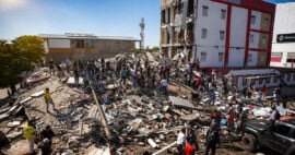 Daños en edificios y escombros tras el fuerte terremoto registrado en Colombia