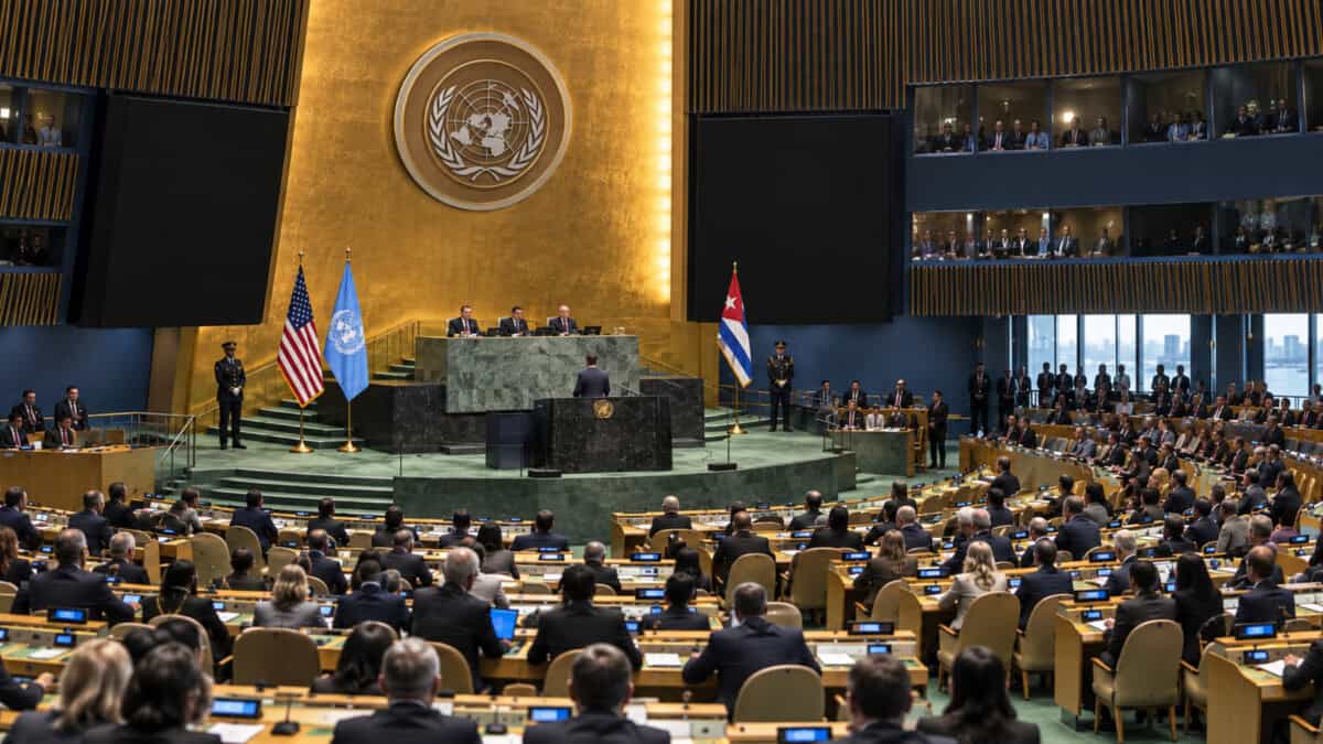 Orador visto a distancia ante delegaciones internacionales en un salón inspirado en la Asamblea General de la ONU.