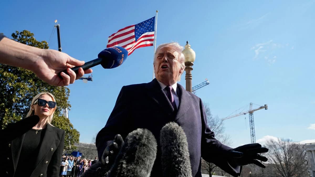 Donald Trump habla con periodistas frente al helicóptero Marine One en la Casa Blanca sobre Cuba