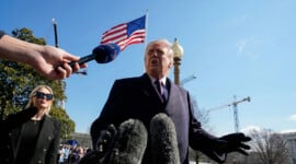 Donald Trump habla con periodistas frente al helicóptero Marine One en la Casa Blanca sobre Cuba