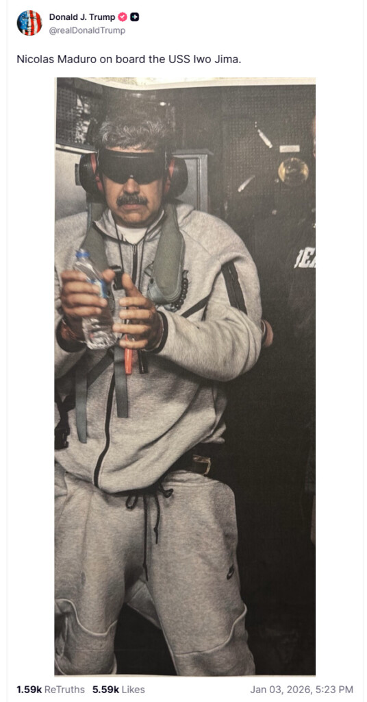 Captura de pantalla del post de Donald Trump en Truth Social mostrando a Nicolás Maduro esposado a bordo del USS Iwo Jima