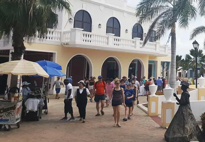 Turístas en Cuba