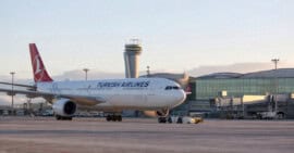 Avión de Turkish Airlines en un aeropuerto internacional antes de reanudar sus vuelos a Cuba