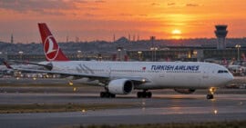 Avión de Turkish Airlines en una pista aeroportuaria al atardecer