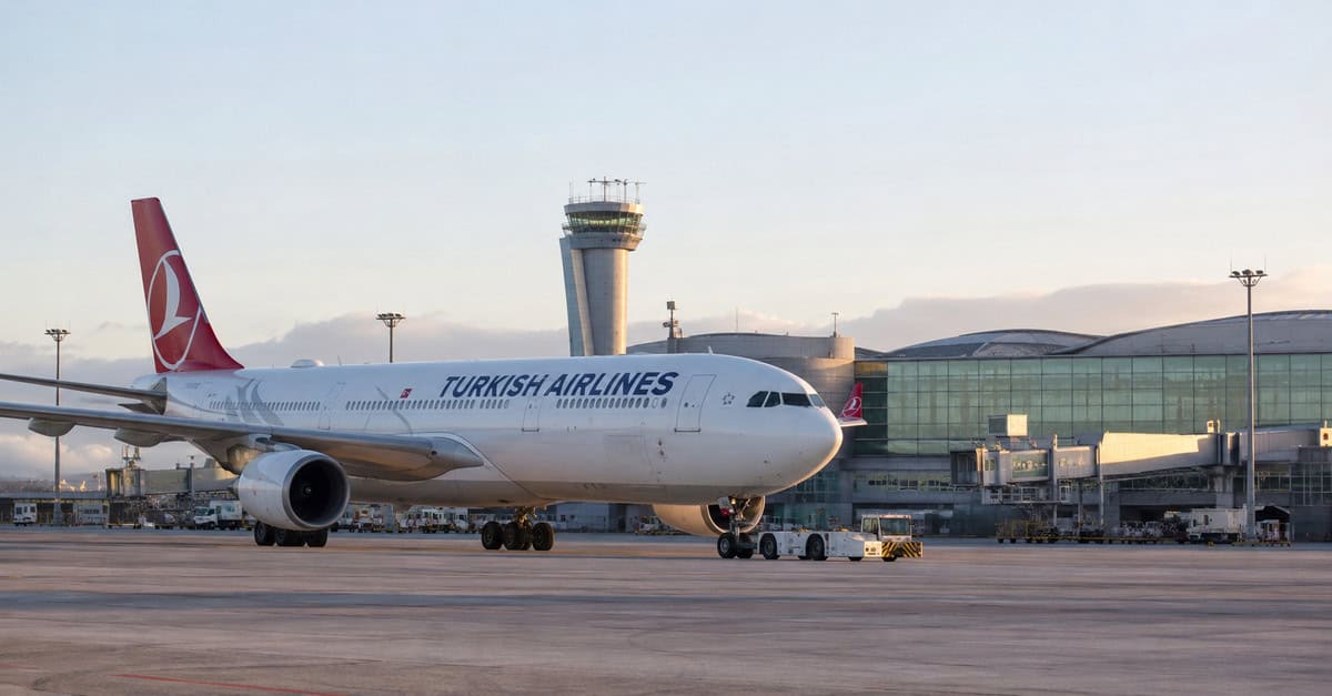 Avión de Turkish Airlines en un aeropuerto internacional antes de reanudar sus vuelos a Cuba