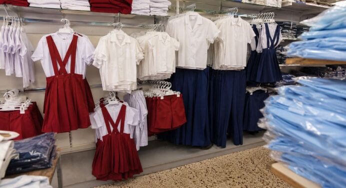 Uniformes Escolares Cubanos se Venden en Hialeah: Estos son los Precios y las Prendas Disponibles