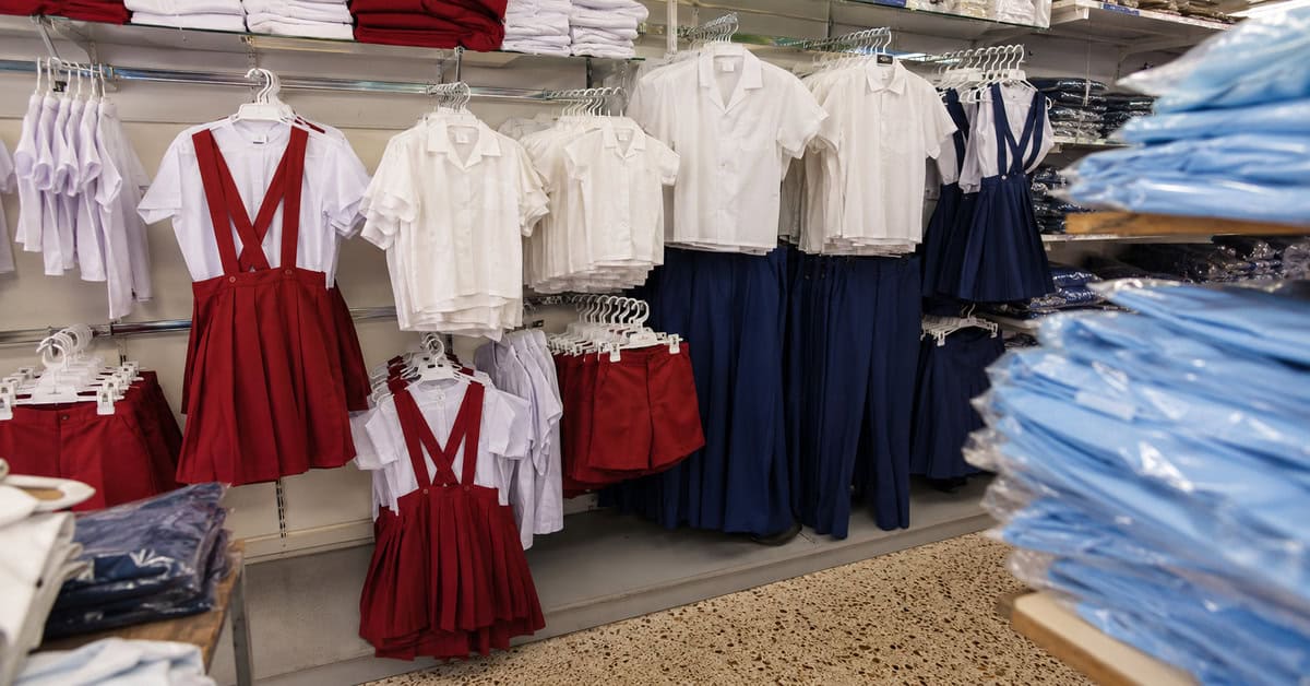 Uniformes escolares cubanos de primaria y secundaria disponibles en una tienda de Hialeah, Florida