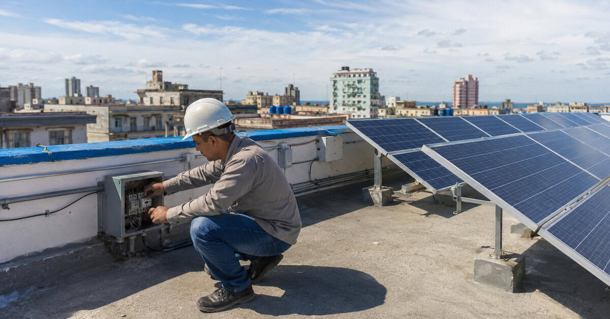 Pequeña empresa privada en Cuba equipada con paneles solares fotovoltaicos mientras un técnico revisa la instalación eléctrica en un proyecto de energía renovable.