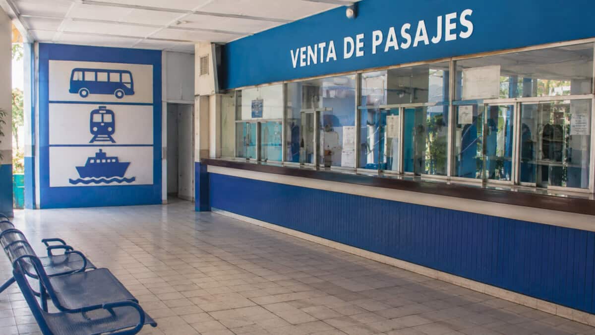 Área de venta de pasajes nacionales en una terminal de transporte en Cuba