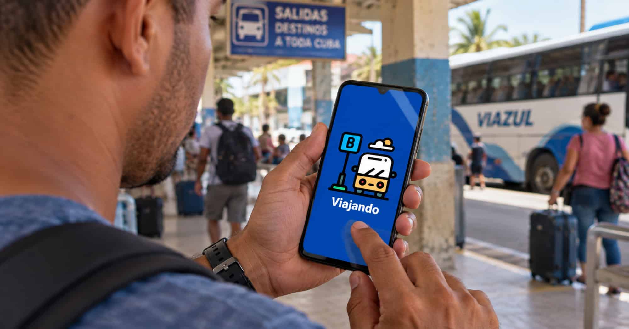 Cubano consulta el servicio online Viajando desde un teléfono celular en una terminal de transporte.